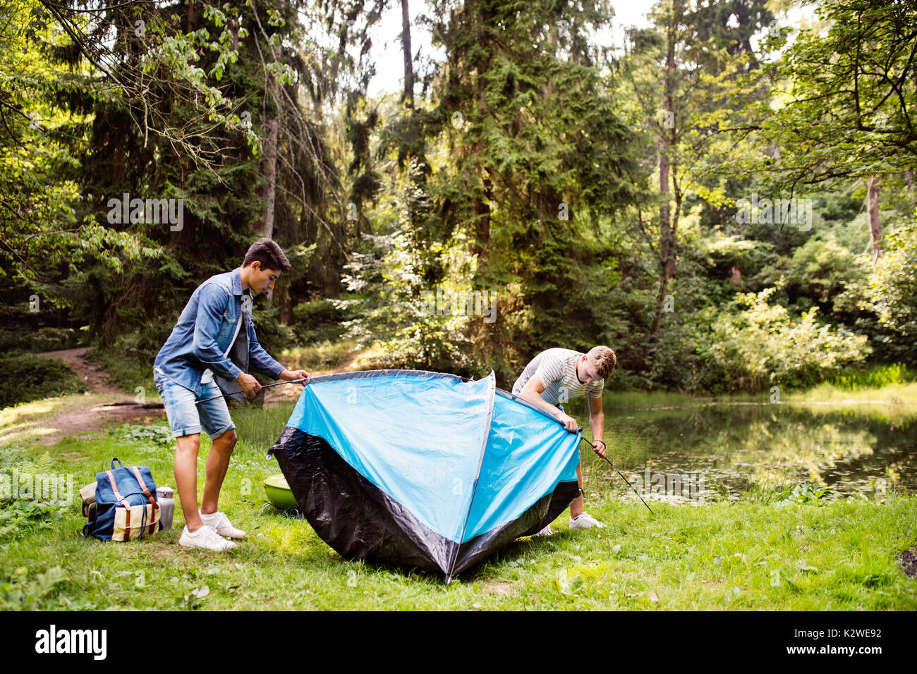 Jungs im Teenageralter Zelten am See im Wald. Stockfoto