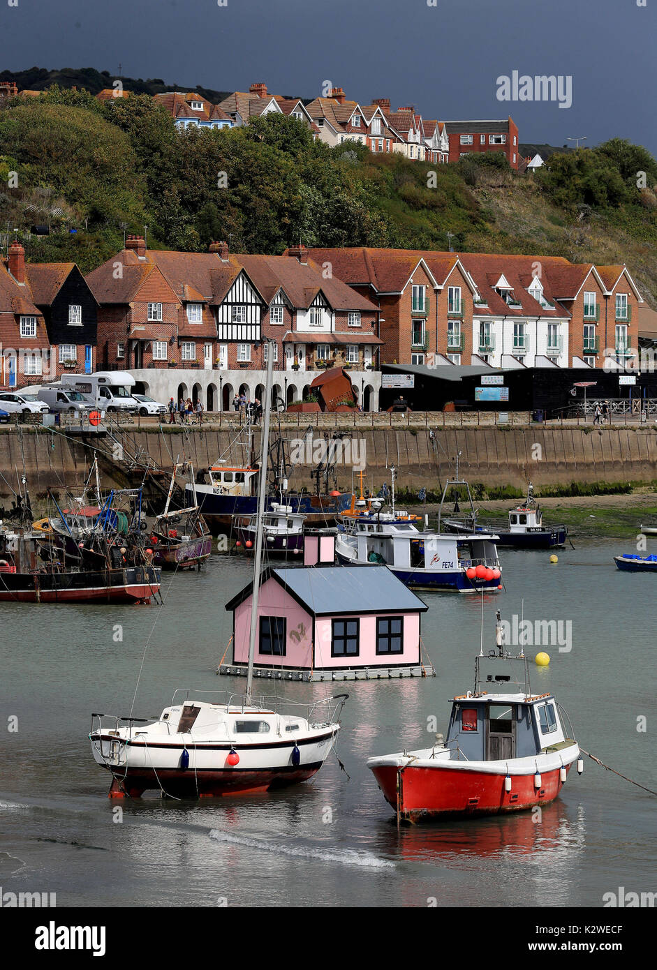 Ein Stück namens Ferienwohnungen von Richard Woods schwebt in den Hafen von Folkestone, während eine Vorschau für die Folkestone Triennale Kunst Ausstellung. Stockfoto