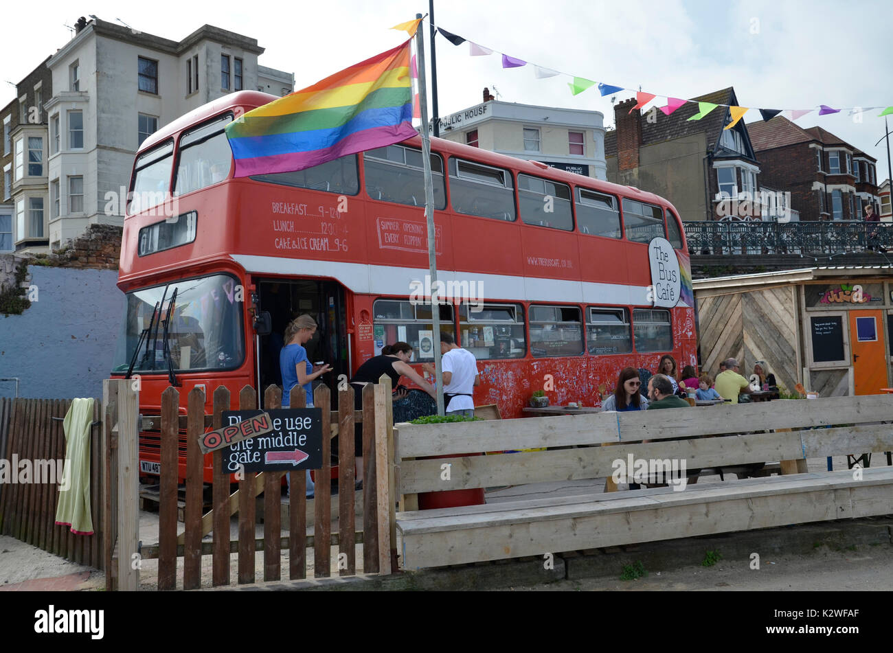 Der Bus Café direkt an der Küste in Ramsgate, Kent Stockfoto