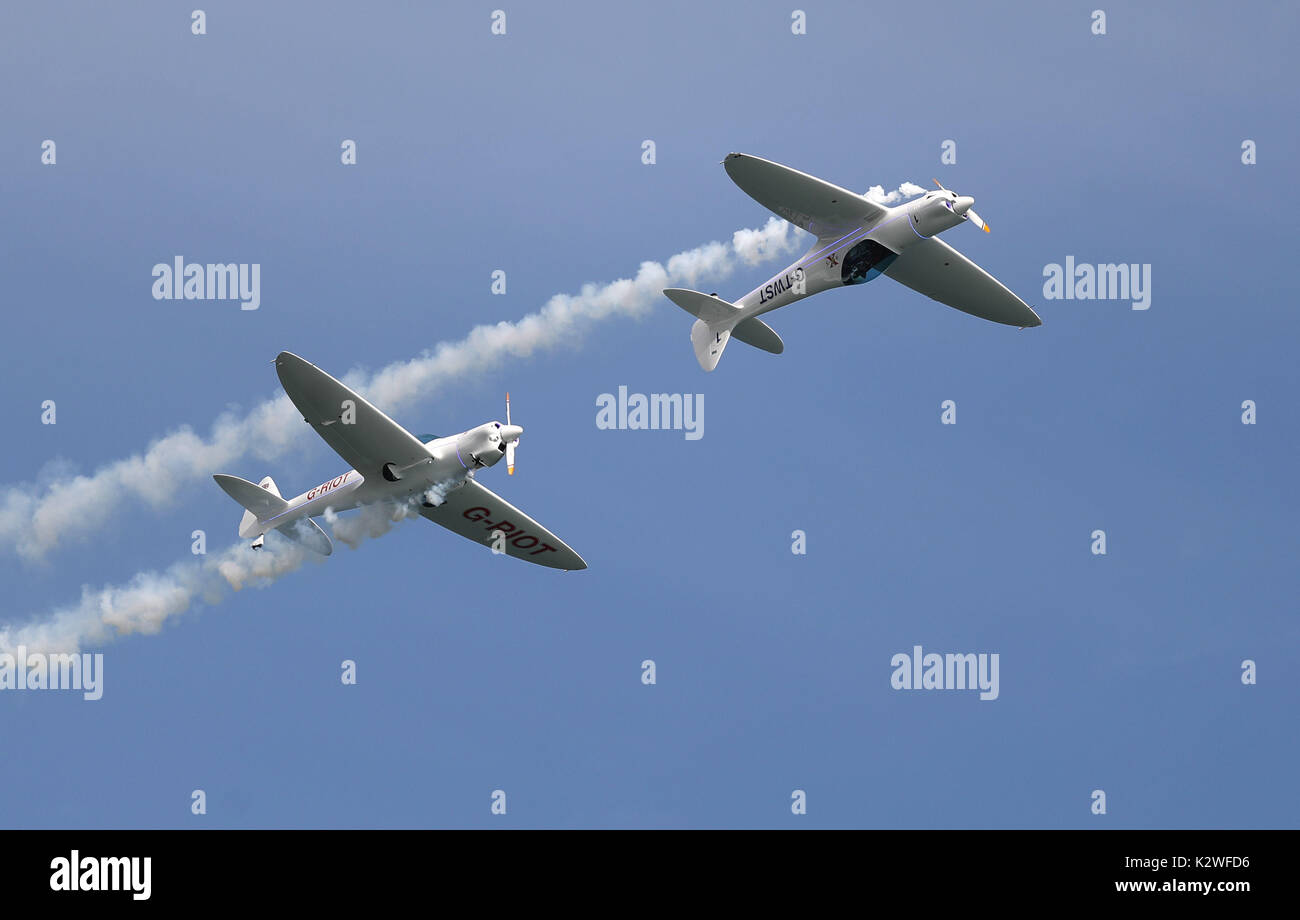 Der Twister Kunstflug Team führen Sie über Bournemouth Strand Am ersten Tag der diesjährigen Bournemouth Air Festival. Stockfoto