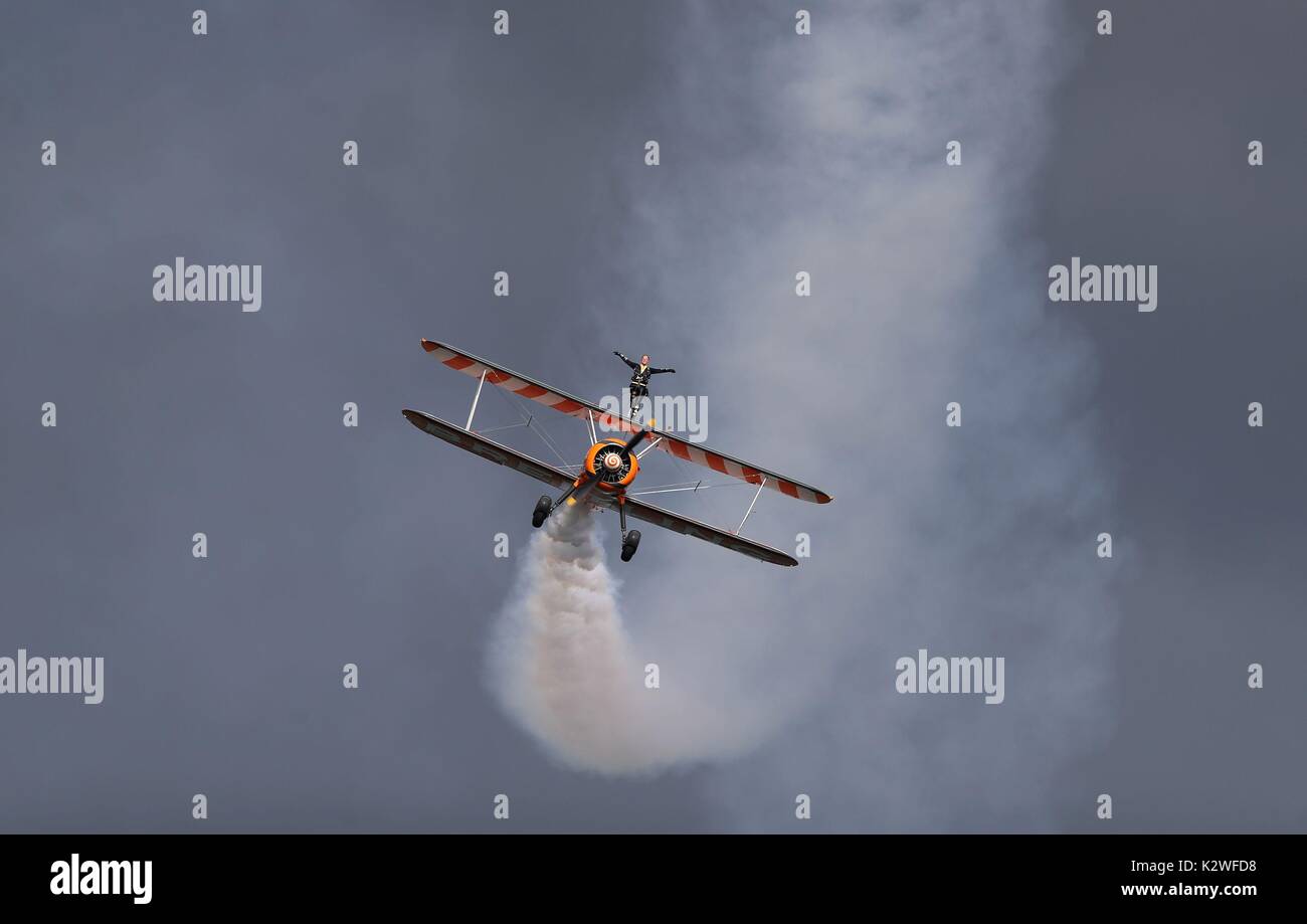 Eine Breitling wingwalker führt über Bournemouth Strand Am ersten Tag der diesjährigen Bournemouth Air Festival. Stockfoto