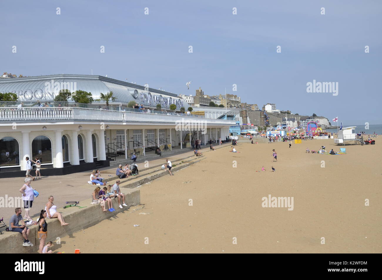 Der Strand und die Royal Victoria Pavilion in Ramsgate, Kent. Der Pavillon war von der J D Wetherspoon Pub Kette im August 2017 revitalisiert nach Verfall. Stockfoto