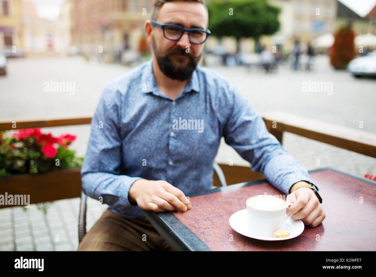 Mann trinken Cappuccino im Café im Freien. Stockfoto