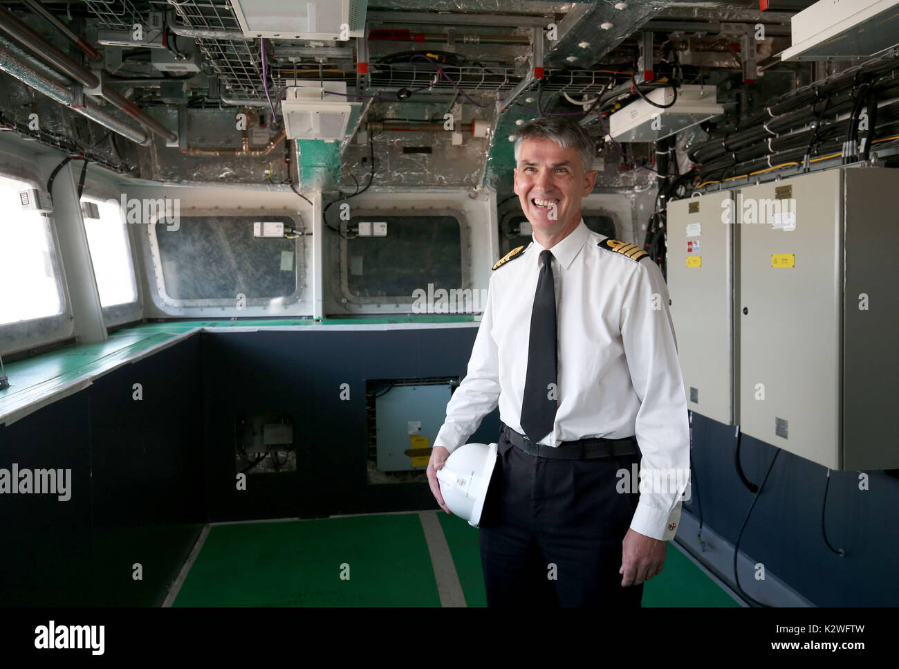 Kapitän Ian Groom MBE auf der Brücke der HMS Prince of Wales in Rosyth Dockyard, Fife, vor einer Taufe. Stockfoto