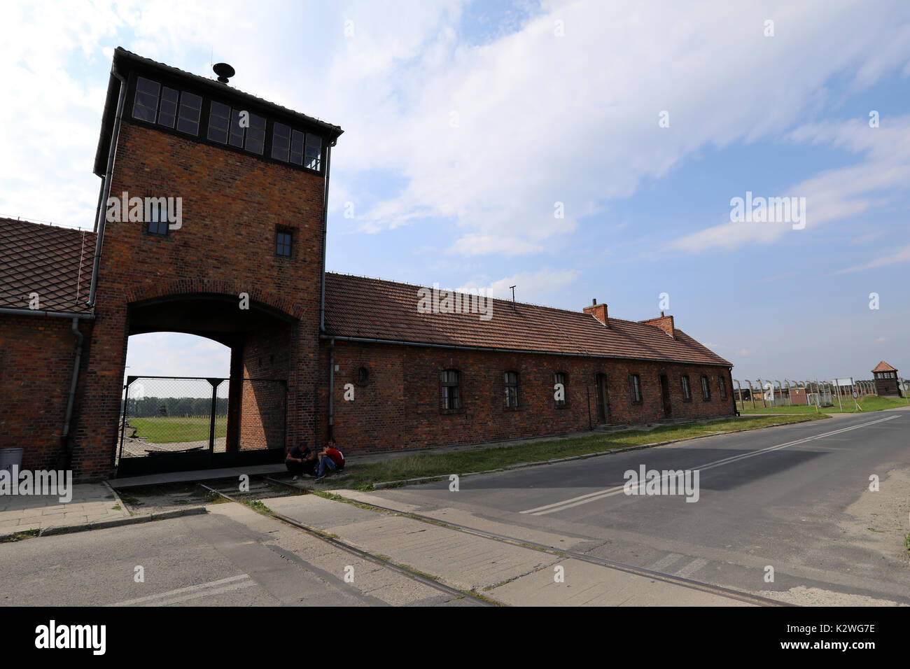 Die Strecken führen durch den Haupteingang der nationalsozialistischen Konzentrationslager Auschwitz Birkenau, in der Nähe der Stadt Oświęcim, Polen, auf fotografiert. Stockfoto