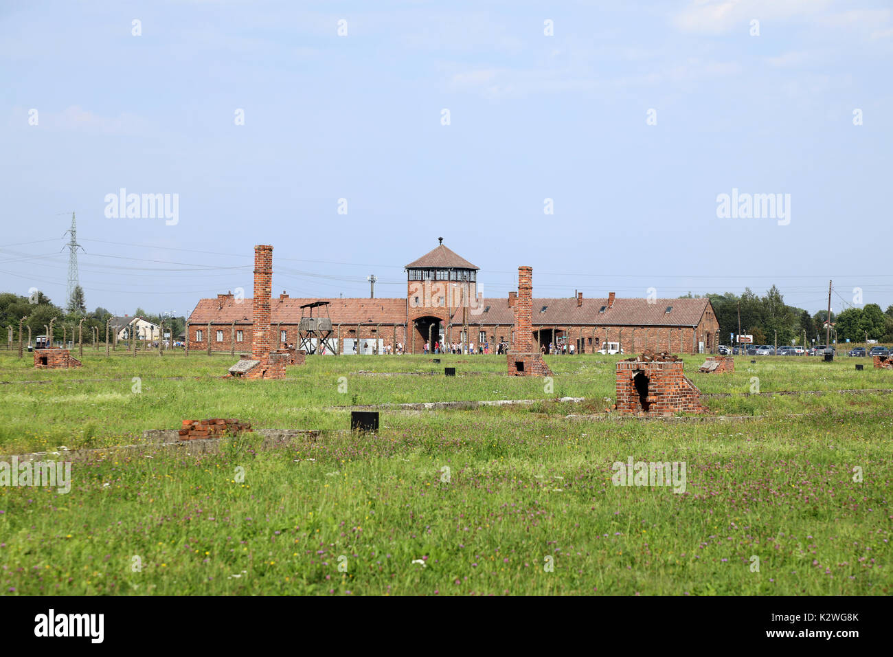 Die nationalsozialistischen Konzentrationslager Auschwitz Birkenau, in der Nähe der Stadt Oświęcim, Polen, fotografiert am 25. August 2017. Der Haupteingang zum Cam Stockfoto