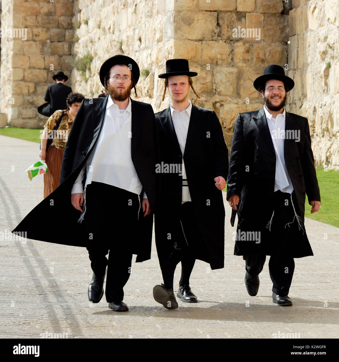 Orthodoxe Juden wandern entlang der Stadtmauer in der Nähe von Jaffa, der Eingang zum westlichen Rand der Altstadt von Jerusalem. Israel Stockfoto