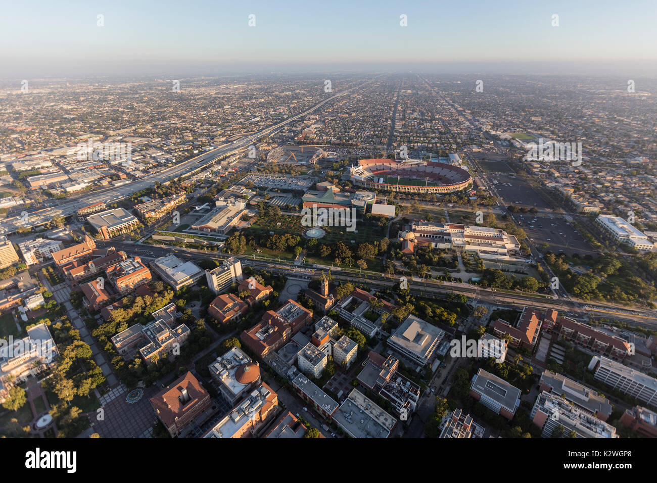 Luftaufnahme der Exposition Park, die La Memorial Coliseum und der Universität von Südkalifornien in der Nähe von Downtown Los Angeles. Stockfoto