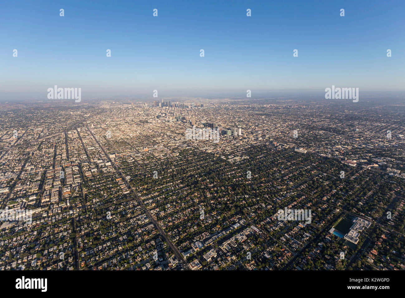 Luftaufnahme von Hancock Park, Koreatown und Downtown Los Angeles in Südkalifornien. Stockfoto