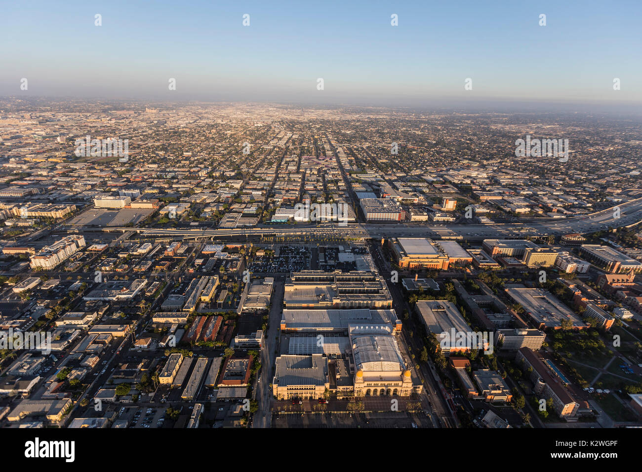 Luftaufnahme südlich von Downtown Los Angeles, Kalifornien. Jefferson Blvd, Hafen 110 Freeway, Universität von Südkalifornien Campus und in der Nähe neighb Stockfoto