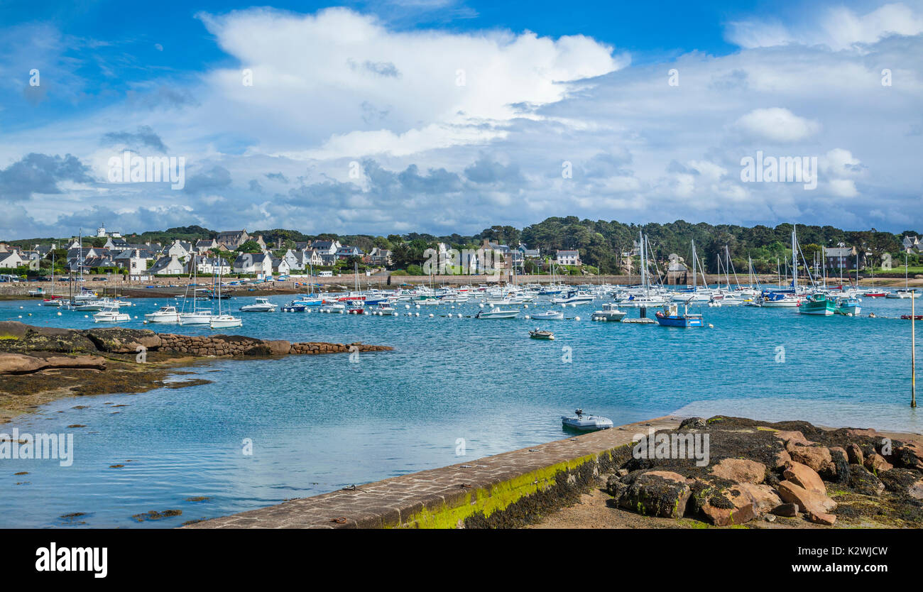 Frankreich, Bretagne, Côtes d'Armor, Cote De Granit Rose (rosa Granit Küste), Perros-Guirec, Blick auf den Hafen von Ploumanac'h Stockfoto