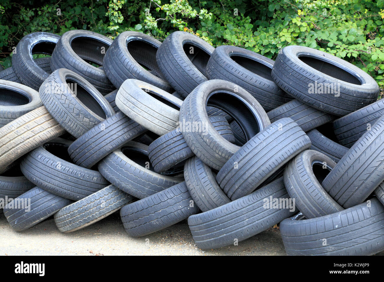 Abgenutzt, alt, Pkw Reifen, die für Recycling, recyceln, rubbertire, Engfland, Großbritannien Stockfoto
