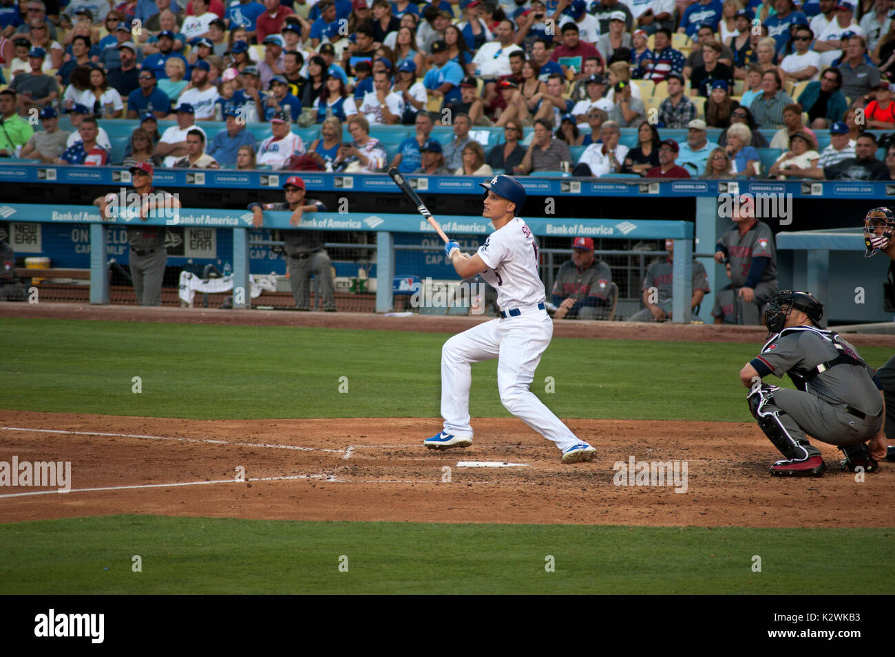 Los Angeles Dodger star player Corey Seager bewundert seinen Hit Ball bei einem Heimspiel im Dodger Stadium Los Angeles, CA Stockfoto