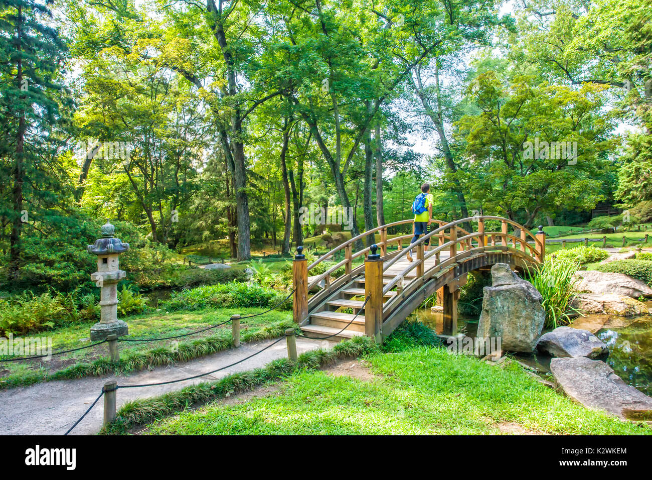 Hölzerne Brücke im Japanischen Garten, Maymont Immobilien, Richmond, Virginia. Stockfoto
