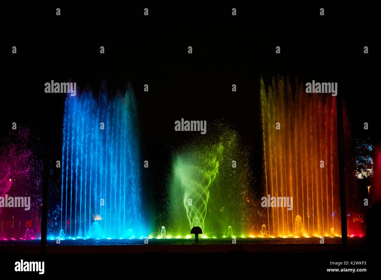 Lichtshow auf Fantasy Brunnen im Magic Water Circuit (weltweit größte Brunnen Komplex), Park der Reserve, Lima, Peru, Südamerika Stockfoto