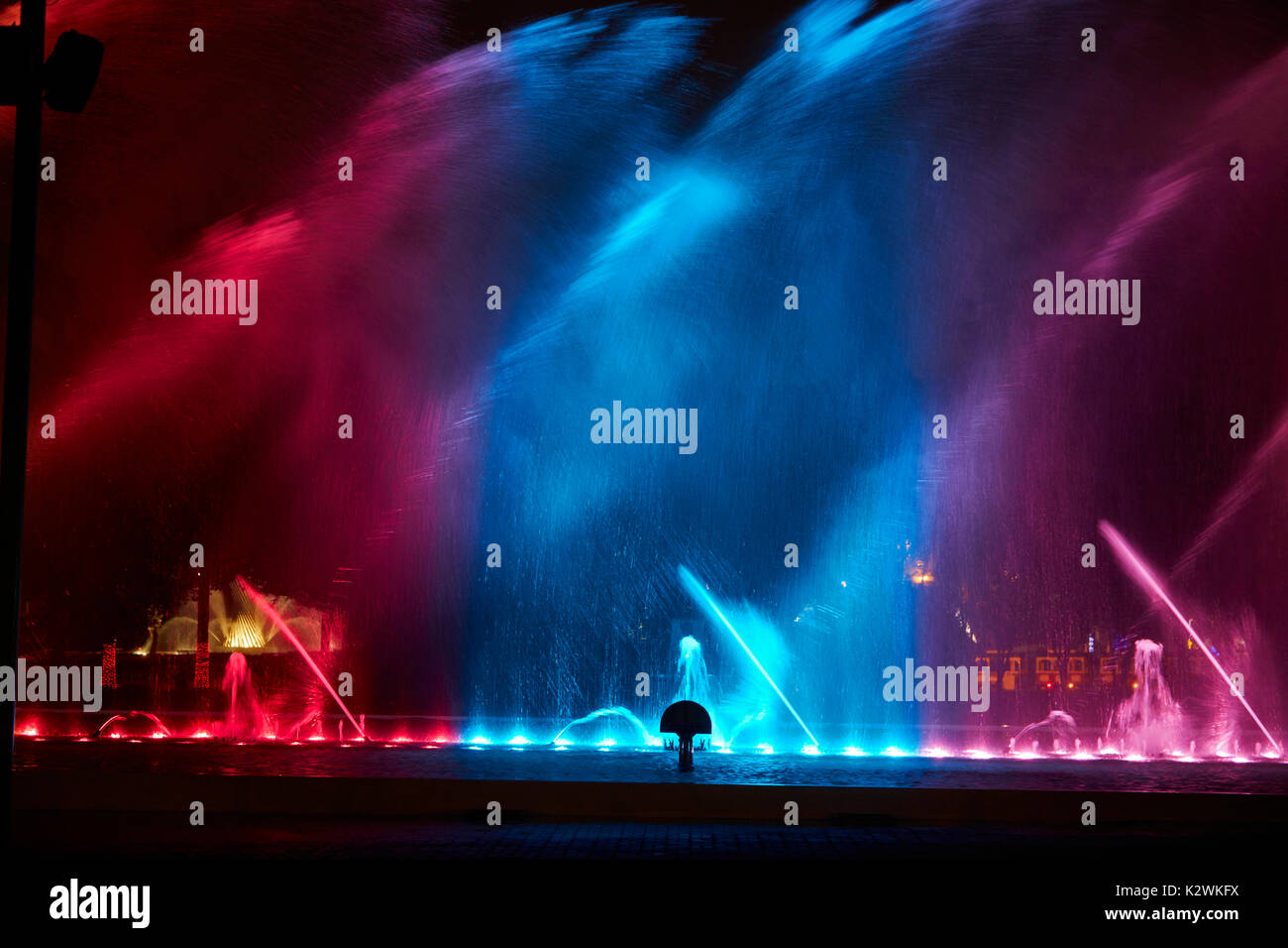 Lichtshow auf Fantasy Brunnen im Magic Water Circuit (weltweit größte Brunnen Komplex), Park der Reserve, Lima, Peru, Südamerika Stockfoto