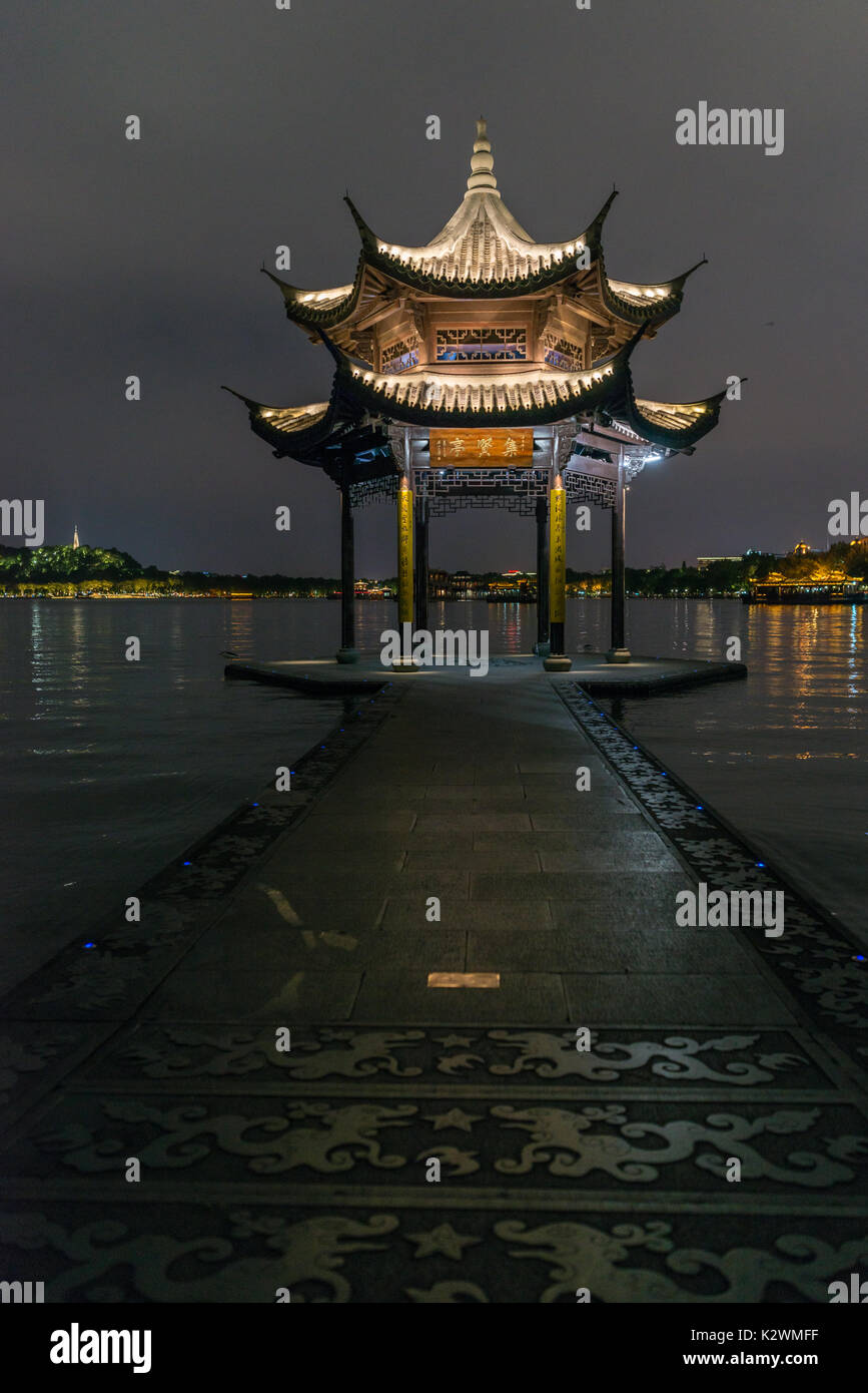 Eines der Symbole der West Lake, Hangzhou, China. Ein zweigeteiltes Dach Pagode auf einem kleinen Damm in den berühmten See Stockfoto