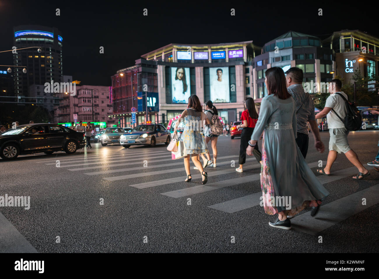 Das Leben auf der Straße in Hangzhou, Shopper, Late night shopping und die modernen Einkaufszentren der Stadt, Nacht Stockfoto
