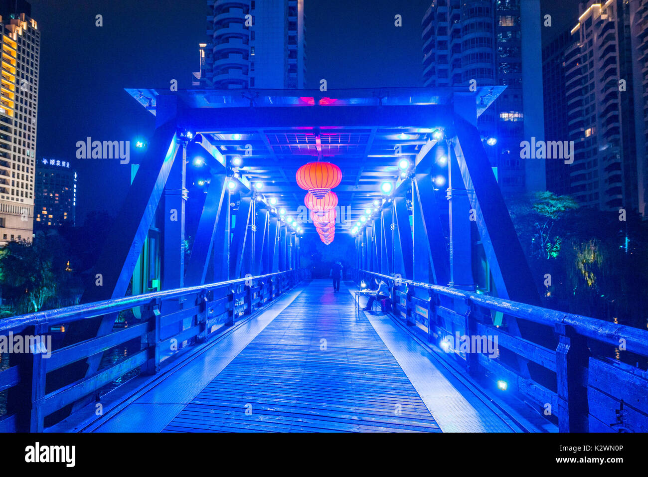 Alte chinesische Brücke ilkuminated Nachts mit Lampions, berühmten Hangzhou Stockfoto