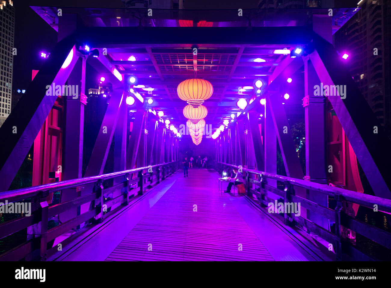 Alte chinesische Brücke ilkuminated Nachts mit Lampions, berühmten Hangzhou Stockfoto