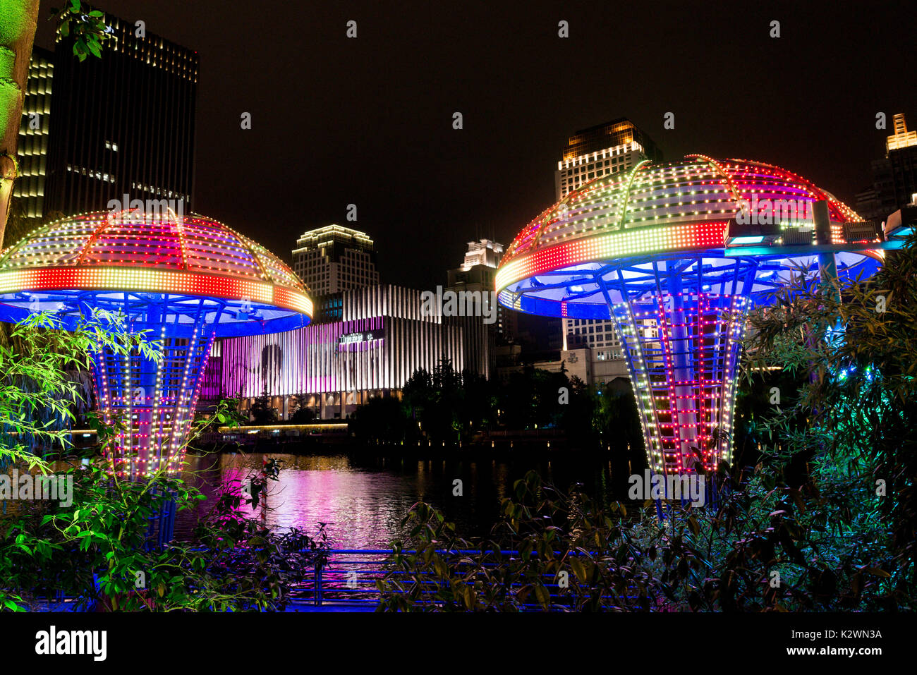 Beleuchtete LED-Pilze, Wulin Square, Hangzhou Nacht, Reiseziel Stockfoto