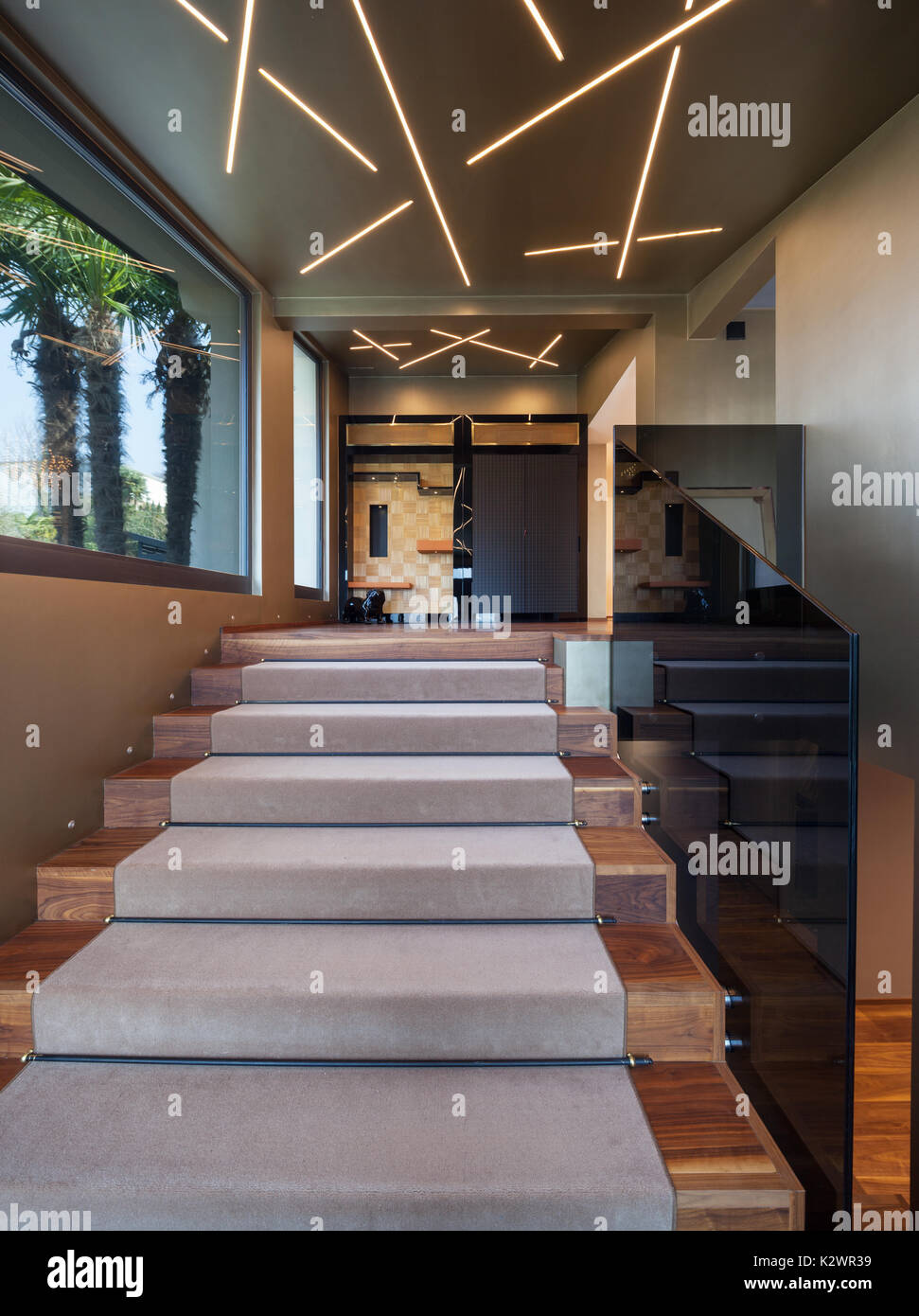Moderne home Eingang, Treppen mit Glas Attika Stockfoto