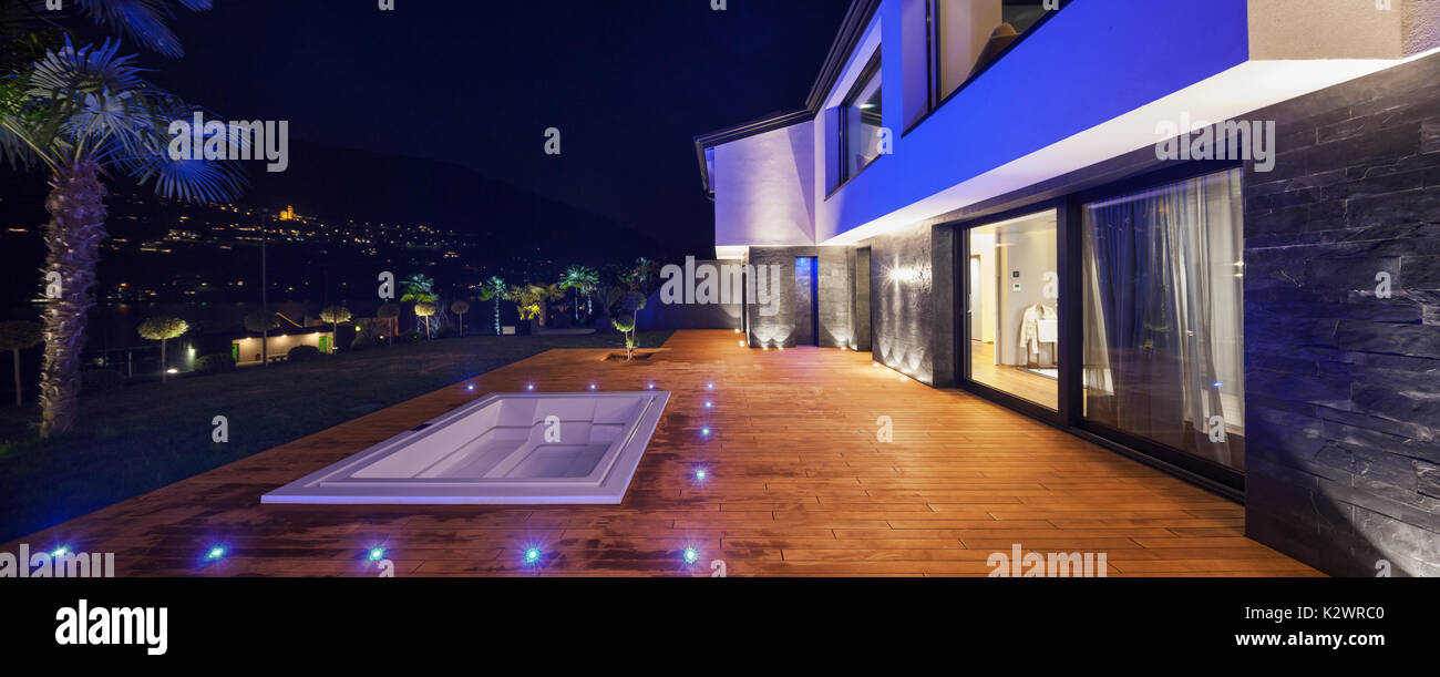 Außenbereich von modernem Luxus Villa in der Nacht Stockfoto