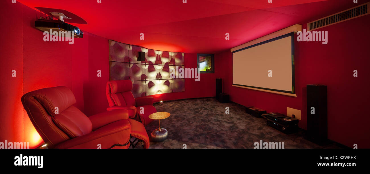Film Zimmer in einem privaten Haus, rote Wände Stockfoto