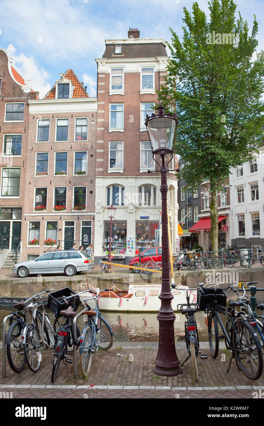Holland, Norden, Amsterdam, Fahrräder direkt am Canal geparkt. Stockfoto