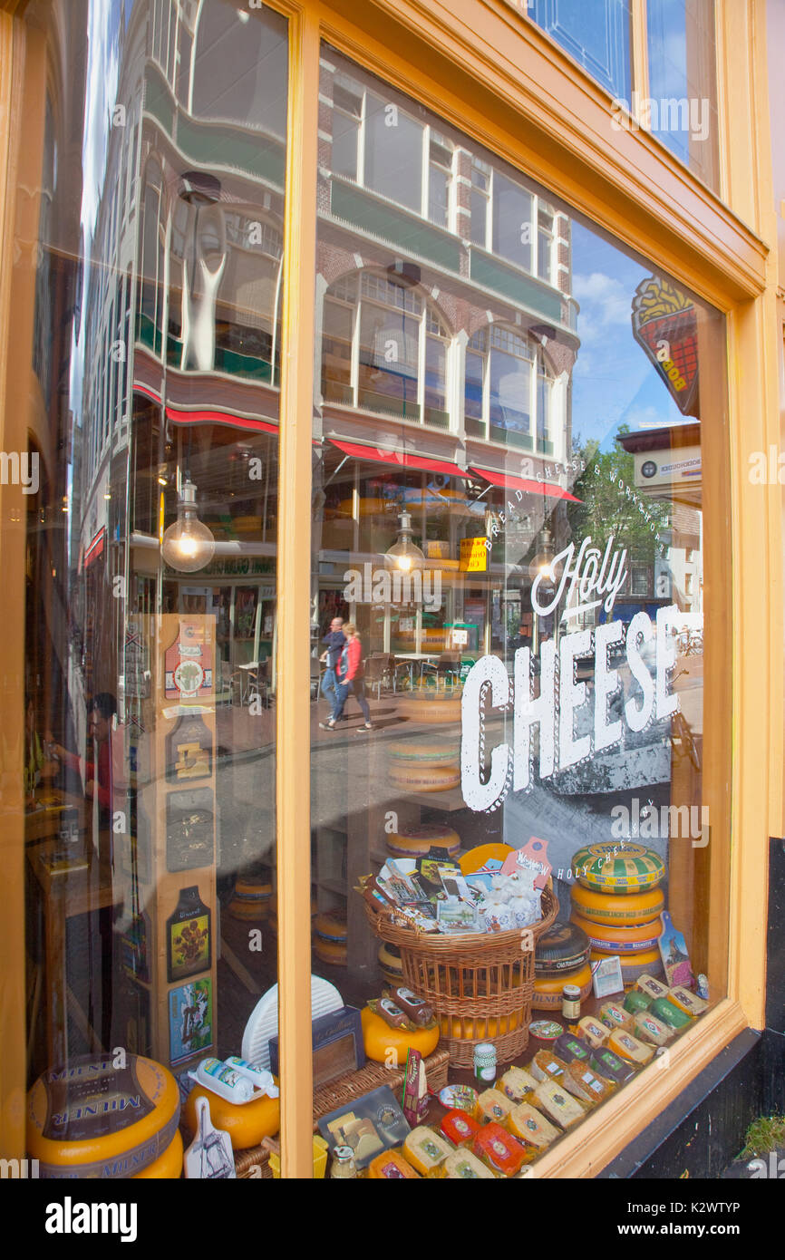 Holland, Norden, Amsterdam, Heiligen Cheese Shop Fenster anzuzeigen. Stockfoto
