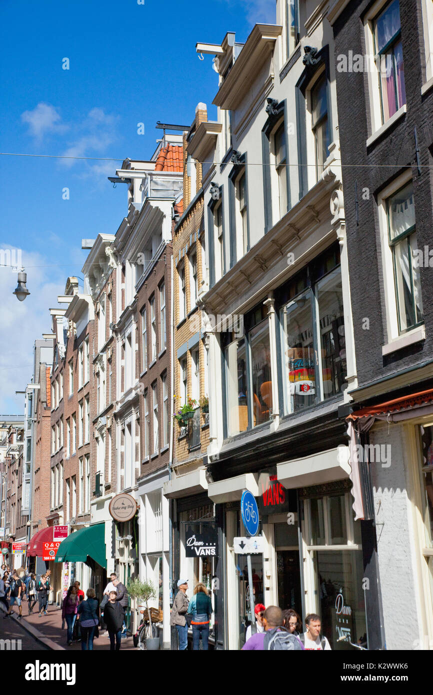 Holland, Norden, Amsterdam, belebten Straße voller Touristen einkaufen. Stockfoto