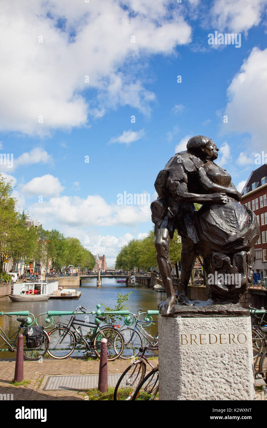 Holland, Norden, Amsterdam, Skulptur neben Altes Stadttor De Waag in den Nieuwmarkt Nachbarschaft. Stockfoto