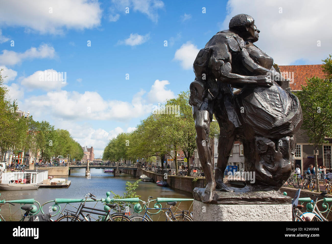 Holland, Norden, Amsterdam, Skulptur neben Altes Stadttor De Waag in den Nieuwmarkt Nachbarschaft. Stockfoto