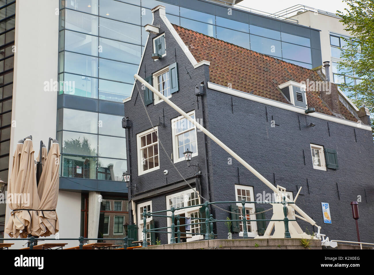 Holland, Norden, Amsterdam, kontrastierenden alten und neuen Niederländischen Gebäude Stockfoto