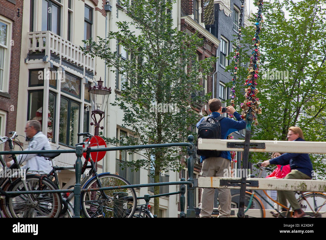 Holland, Norden, Amsterdam, Vorhängeschlösser mit Erklärungen von Liebe auf dem Anheben der Brücke fest. Stockfoto