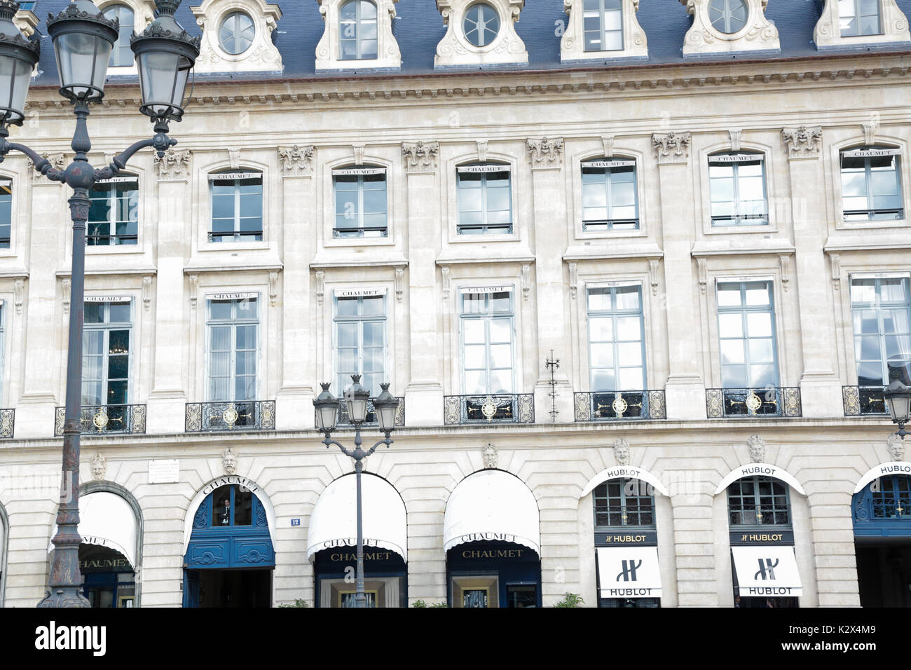Paris, Frankreich: Im freien Blick auf den Place Vendome, Big Square ist berühmt für seine Juwelen Fenster und luxuriöse fünf Sterne Hotels Stockfoto