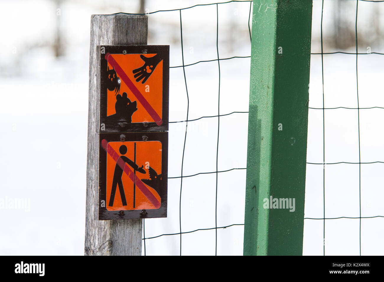 Bunte Schilder in einem Naturpark im Winter Stockfoto