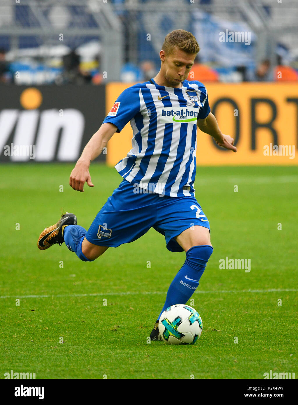 Signal-Iduna-Arena Dortmund Deutschland, 26.8.2017, 1.Liga, Bundesliga Saison 2017/18 Spieltag 2, Borussia Dortmund (BVB) gegen Hertha BSC Berlin ---- Mitchell Weiser (Hertha) Stockfoto