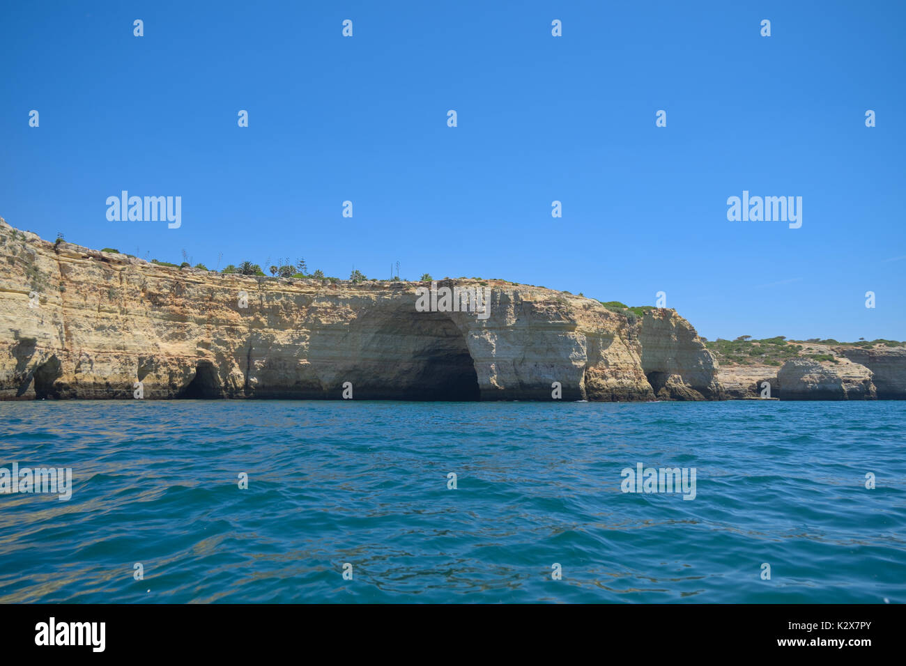 Cliff Landschaft von einem Boot in der Nähe von Carvoeiro, Algarve, Portugal. Reisen und Ferien Reiseziele Stockfoto