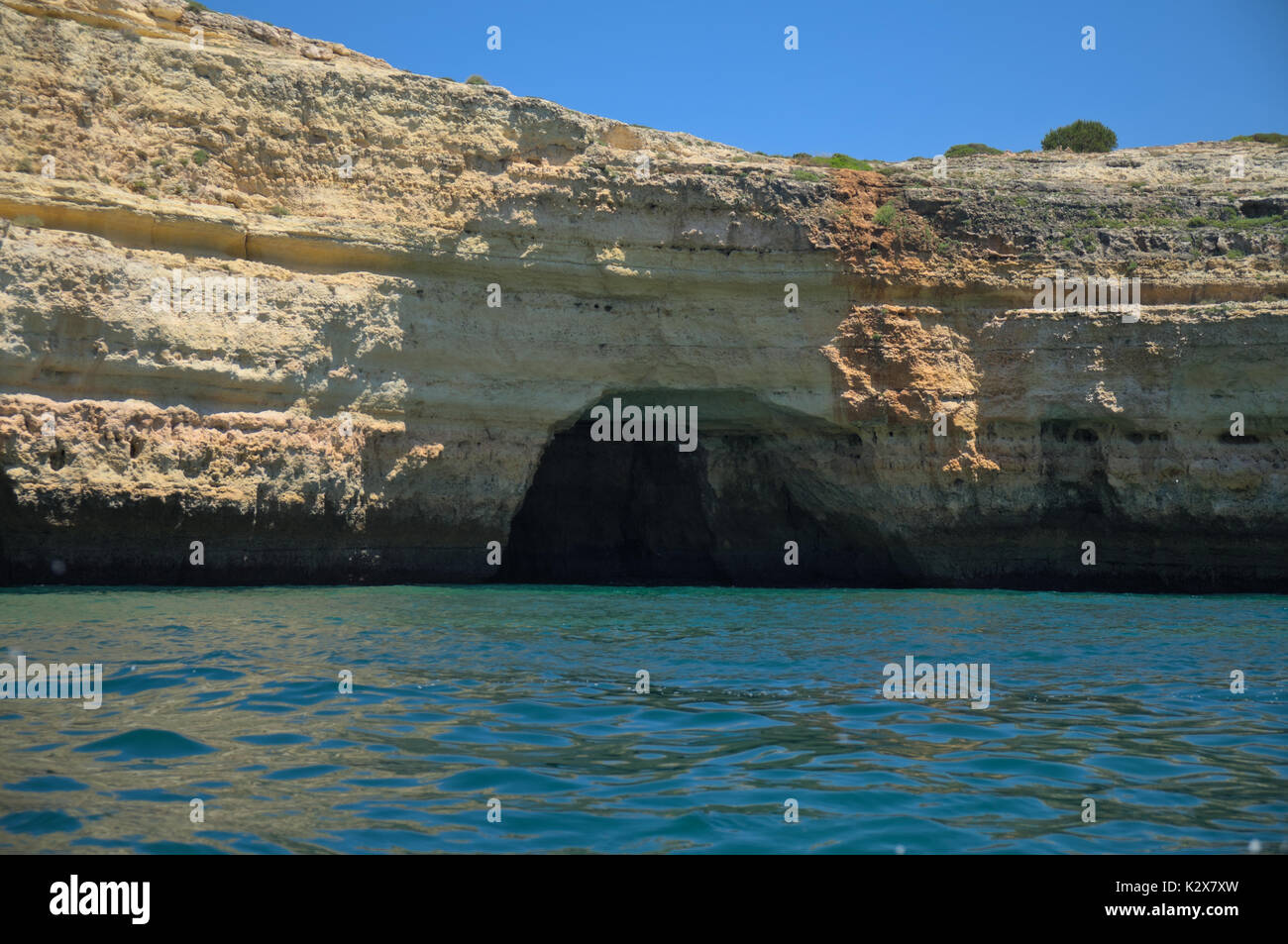 Cliff Landschaft von einem Boot in der Nähe von Carvoeiro, Algarve, Portugal. Reisen und Ferien Reiseziele Stockfoto