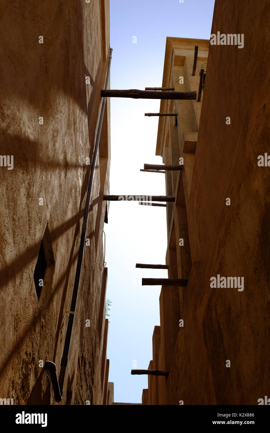 Gasse in der Altstadt von Dubai ist, Suchen nach Stockfoto
