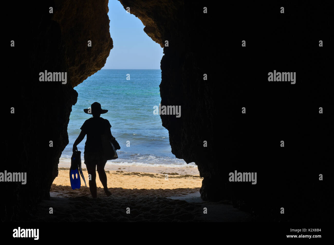 Touristische Verlassen der Höhle in Strand Praia do Buraco. Lagoa, Algarve, Portugal Stockfoto