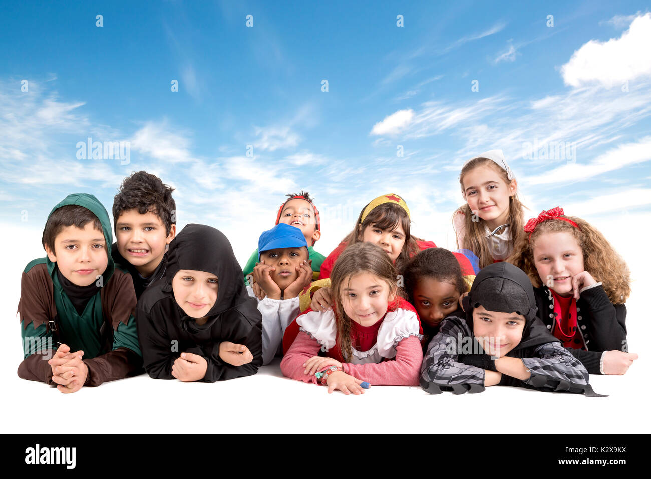 Gruppe von Kindern im Halloween/Canaval Kostüme isoliert Stockfoto