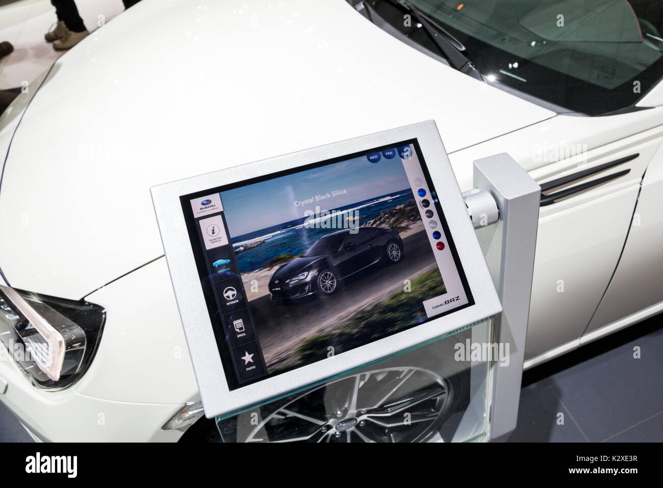 Brüssel - 19 Jan, 2017: Tablet mit Auto Spezifikationen des neuen Subaru BRZ im Brüsseler Autosalon Motor Show. Stockfoto