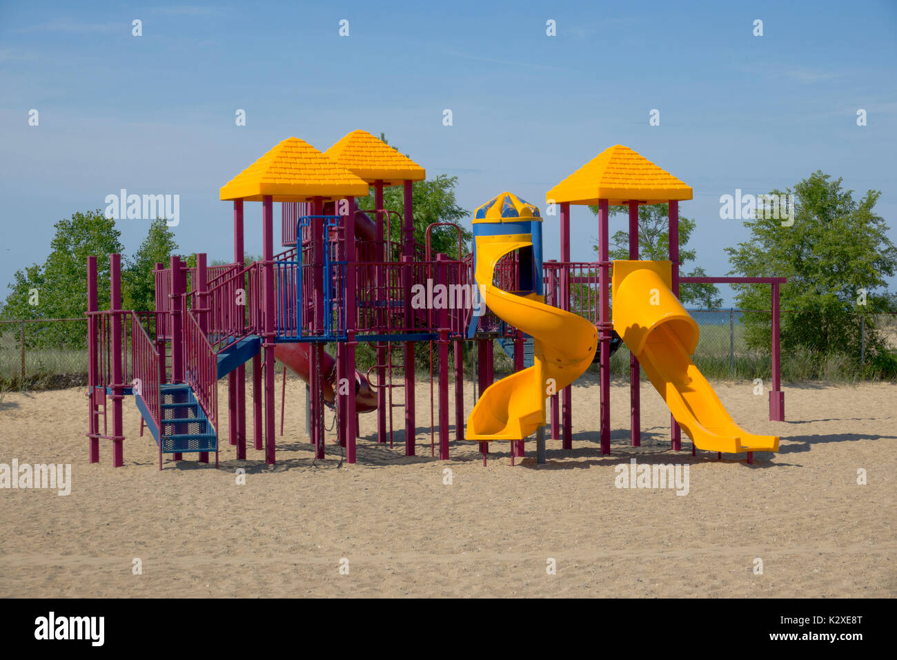 Bunten Spielbereich der Kinder Spielplatz mit allen Sicherheitsstandards Stockfoto