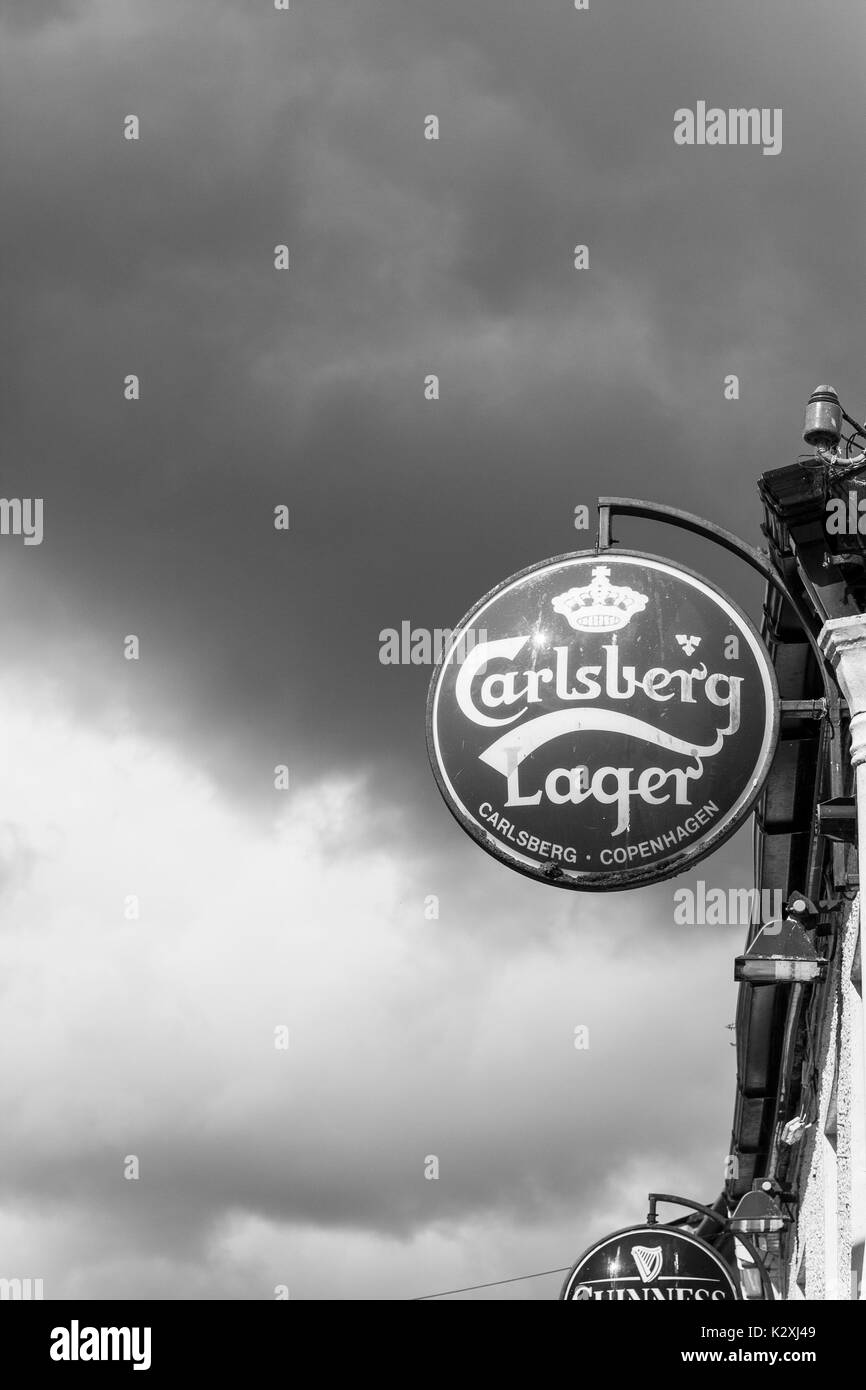 Carlsberg Guinness Bier Schild draußen eine Kneipe in Clare, Irland Stockfoto