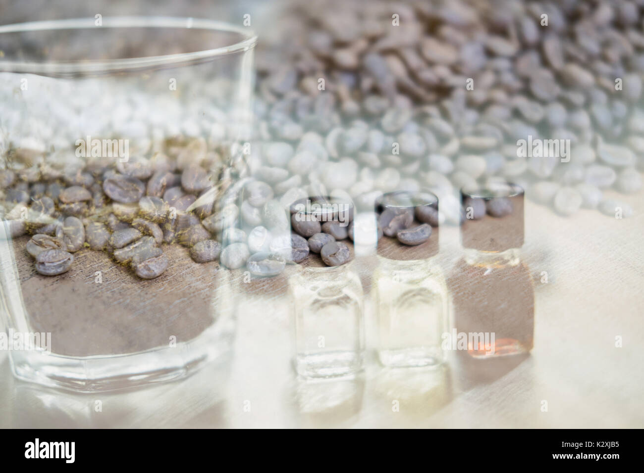 Glas Kaffee für Schnupperkurse auf Geruch und Geschmack Aroma und Geschmack Rad. Kunst der aroma Wahrnehmung in gebrühten Kaffee Double Exposure mit gerösteten Bohne. c Stockfoto