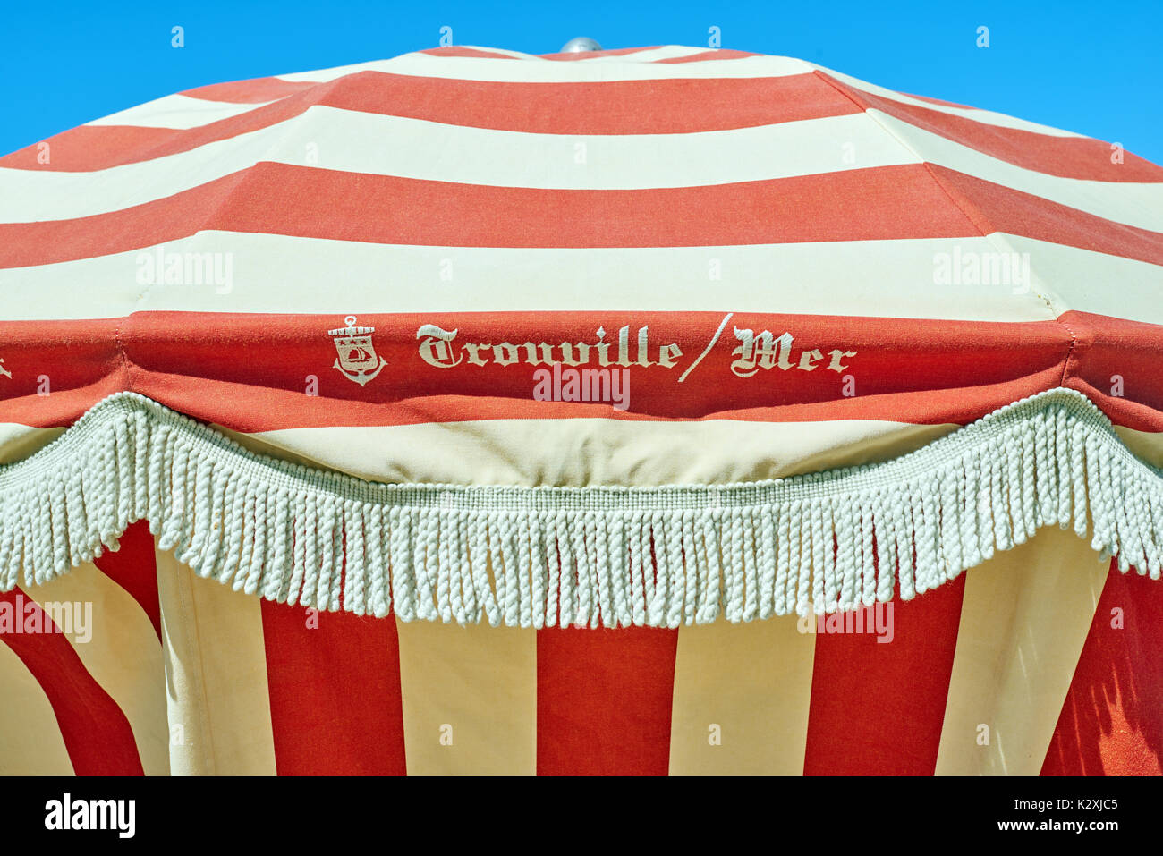 Traditionelle Sonnenschirme in Trouville, Normandie Frankreich Stockfoto