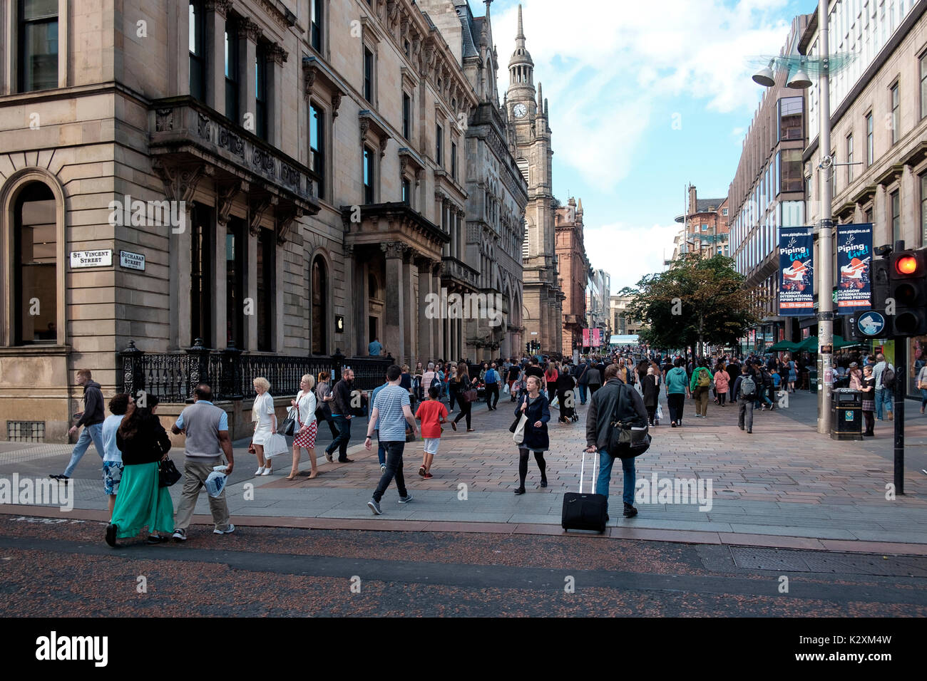 Immer voll mit Menschen, Buchanan Street, Glasgow an der Kreuzung mit der St. Vincent Street Stockfoto
