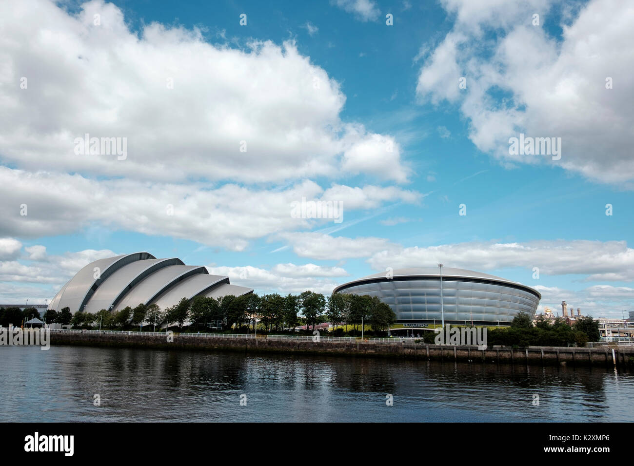 Moderne architektonische Entwicklung der SSE Hydro multi-purpose Indoor Arena und die SEC Armadillo Konzerthalle am nördlichen Ufer des Flusses Clyde Stockfoto